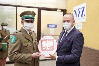 Symboliczne przekazanie godła RP
