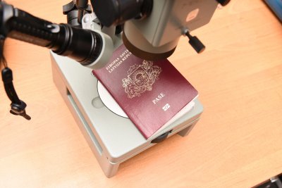 Łotysz z przerobionym paszportem zatrzymany na lotnisku 