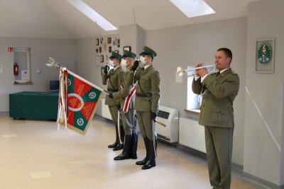 Pożegnanie odchodzącego na emeryturę funkcjonariusza Placówki SG w Tarnowie