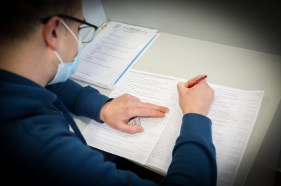 Funkcjonariusze i pracownicy KaOSG oddają osocze