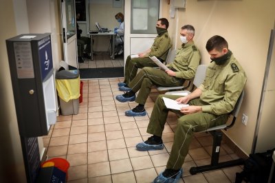 Funkcjonariusze i pracownicy KaOSG oddają osocze