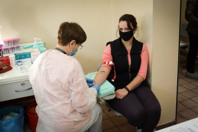 Funkcjonariusze i pracownicy KaOSG oddają osocze