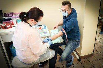 Funkcjonariusze i pracownicy KaOSG oddają osocze