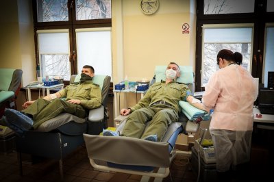Funkcjonariusze i pracownicy KaOSG oddają osocze