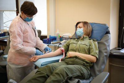 Funkcjonariusze i pracownicy KaOSG oddają osocze