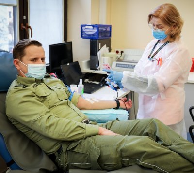 Funkcjonariusze i pracownicy KaOSG oddają osocze