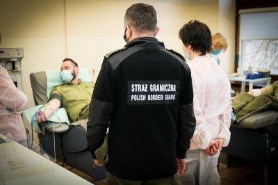Funkcjonariusze i pracownicy KaOSG oddają osocze