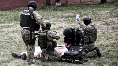 Funkcjonariusze SG podczas szkolenia z zakresu medycyny taktycznej 