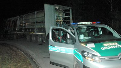 Nielegalni migranci ukryci w transporcie rur 