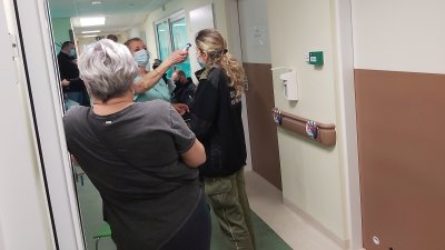pielęgniarka mierzy temperaturę funkcjonariuszowi SG