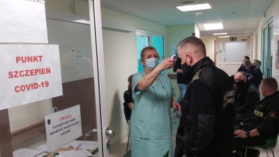 pielęgniarka mierzy temperaturę funkcjonariuszowi SG