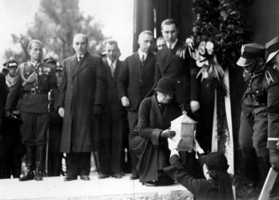Pogrzeb serca Józefa Piłsudskiego w Wilnie. Marszałkowa Aleksandra Piłsudska przekazuje córce Wandzie urnę z sercem Józefa Piłsudskiego do miejsca pochówku, 12 maja 1936 r., źródło: przystanekhistoria.pl