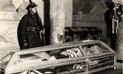 Warta honorowa przy trumnie z ciałem zmarłego w krypcie kaplicy św. Leonarda na Wawelu, źródło: xxwiek.pl