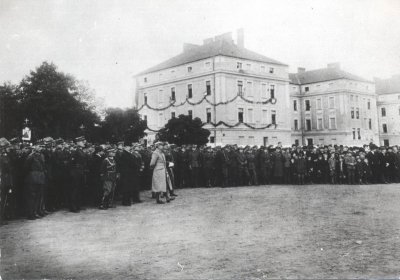 Marszałek Józef Piłsudski przed defiladą w koszarach 1 Pułku Strzelców Podhalańskich - ze zbiorów Muzeum Okręgowego w Nowym Sączu