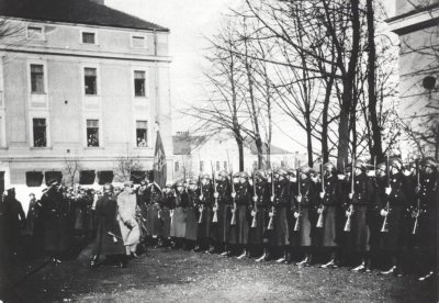 Marszałek Józef Piłsudski przed kompanią honorową - ze zbiorów Muzeum Okręgowego w Nowym Sączu