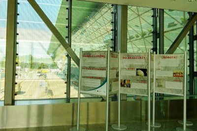Wystawa „Handel ludźmi” na terenie Portu Lotniczego Kraków Airport