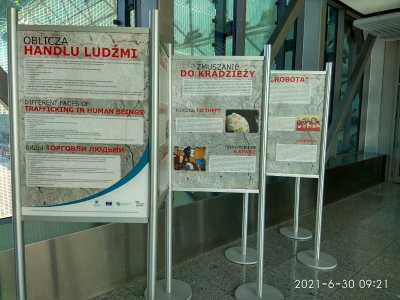 Wystawa „Handel ludźmi” na terenie Portu Lotniczego Kraków Airport