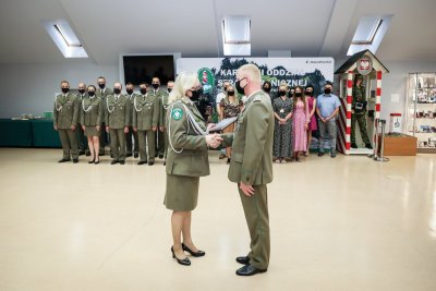 Pożegnanie funkcjonariusza ze służbą Uroczyste pożegnanie funkcjonariusza w Sali Tradycji KaOSG