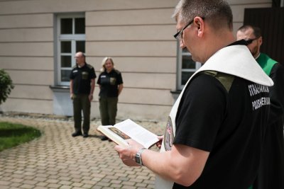 Ogólnopolski Dzień Bezpiecznego Kierowcy Kapelan KaOSG dokonuje poświęcenia pojazdów służbowych Straży Granicznej
