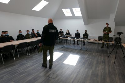 Funkcjonariusze PSG w Tarnowie podczas prelekcji dla młodzieży Funkcjonariusze PSG w Zakopanem podczas prelekcji dla młodzieży