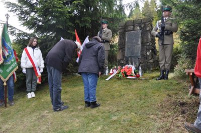 42 Turystyczny Zlot im. majora Juliana Zubka Funkcjonariusze Karpackiego Oddziału SG wystawiają uroczysty posterunek przed pomnikiem partyzantów na Hali Łabowskiej