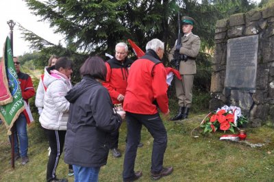 42 Turystyczny Zlot im. majora Juliana Zubka Funkcjonariusze Karpackiego Oddziału SG wystawiają uroczysty posterunek przed pomnikiem partyzantów na Hali Łabowskiej
