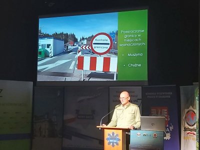 Komendant Laciuga podczas Konferencji „Bezpieczeństwo mieszkańców Sądecczyzny w okresie pandemii – zagrożenia i wyzwania organizacyjne”.