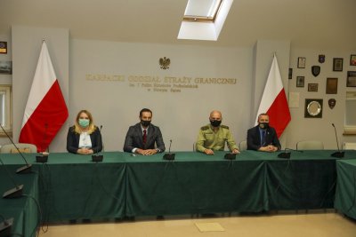 płk SG Stanisław Laciuga podczas spotkania z przedstawicielami Międzynarodowego Stowarzyszenia Policji IPA w Izbę Tradycji KaOSG