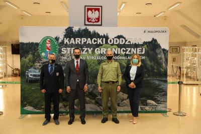 płk SG Stanisław Laciuga podczas spotkania z przedstawicielami Międzynarodowego Stowarzyszenia Policji IPA w Izbę Tradycji KaOSG