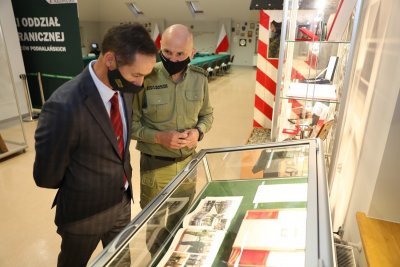 płk SG Stanisław Laciuga podczas spotkania z przedstawicielami Międzynarodowego Stowarzyszenia Policji IPA w Izbę Tradycji KaOSG