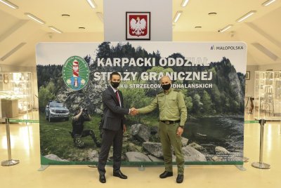 płk SG Stanisław Laciuga podczas spotkania z przedstawicielami Międzynarodowego Stowarzyszenia Policji IPA w Izbę Tradycji KaOSG