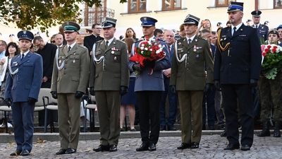 Tarnów doczekał się swojego generała – ma 101 lat! Komendant Placówki SG w Tarnowie składa wiązankę kwiatów przed Grobem Nieznanego Żołnierza w Tarnowie