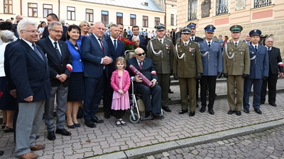 Tarnów doczekał się swojego generała – ma 101 lat! Komendant Placówki SG w Tarnowie składa wiązankę kwiatów przed Grobem Nieznanego Żołnierza w Tarnowie
