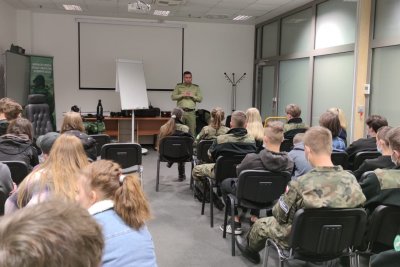 Uczniowie z klas mundurowych podczas spotkania z funkcjonariuszami SG  na Balicach