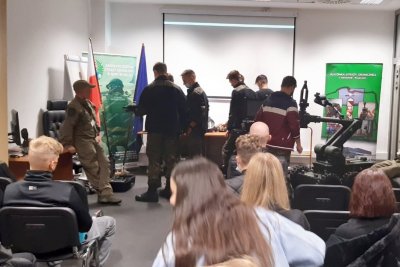 Uczniowie z klas mundurowych podczas spotkania z funkcjonariuszami SG  na Balicach