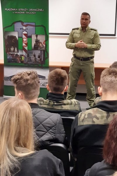 Uczniowie z klas mundurowych podczas spotkania z funkcjonariuszami SG  na Balicach