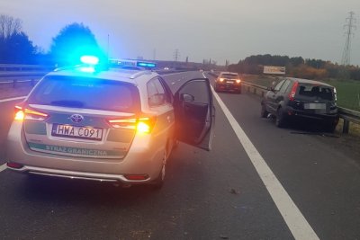 Osobówka uderzyła w bariery energochłonne