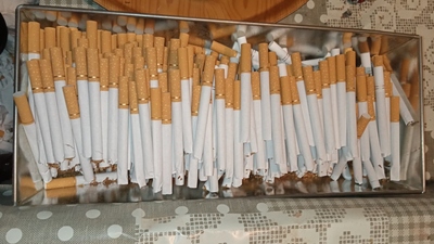 Spalony interes Linia produkcyjna papierosów w trakcie pracy