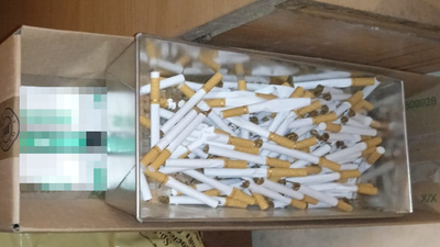Spalony interes Linia produkcyjna papierosów w trakcie pracy