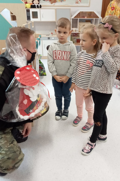 Funkcjonariusze KaOSG przygotowują paczki dla kombatantów oraz rodaków na Kresach Wschodnich