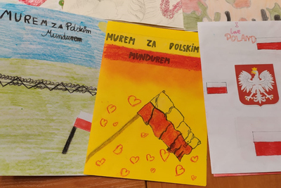 Kartki i stroiki wykonane przez dzieci dla strzegących granicy polsko-białoruskiej funkcjonariuszy i żołnierzy.