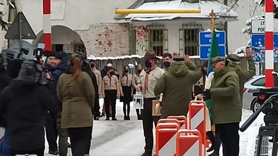 Przekazanie Światełka Betlejemskiego przez słowackich skautów polskim harcerzom w Łysej Polanie