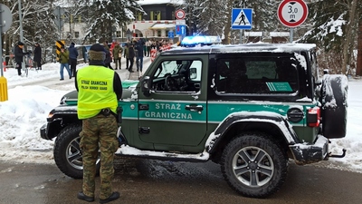 Przekazanie Światełka Betlejemskiego przez słowackich skautów polskim harcerzom w Łysej Polanie