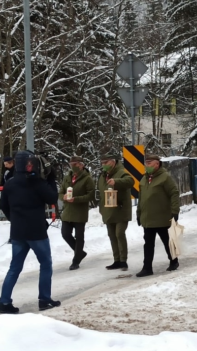 Przekazanie Światełka Betlejemskiego przez słowackich skautów polskim harcerzom w Łysej Polanie