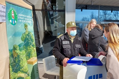 Funkcjonariusze KaOSG udzielają informacji ob. Ukrainy w Tauron Arenie w Krakowie