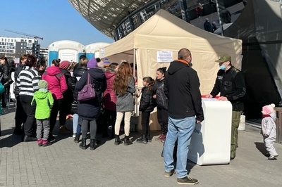 Funkcjonariusze KaOSG udzielają informacji ob. Ukrainy w Tauron Arenie w Krakowie