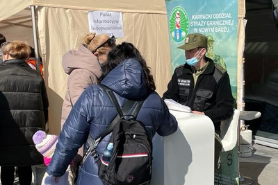 Funkcjonariusze KaOSG udzielają informacji ob. Ukrainy w Tauron Arenie w Krakowie