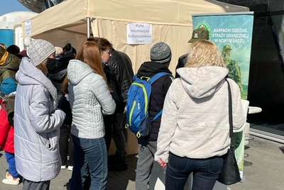 Funkcjonariusze KaOSG udzielają informacji ob. Ukrainy w Tauron Arenie w Krakowie