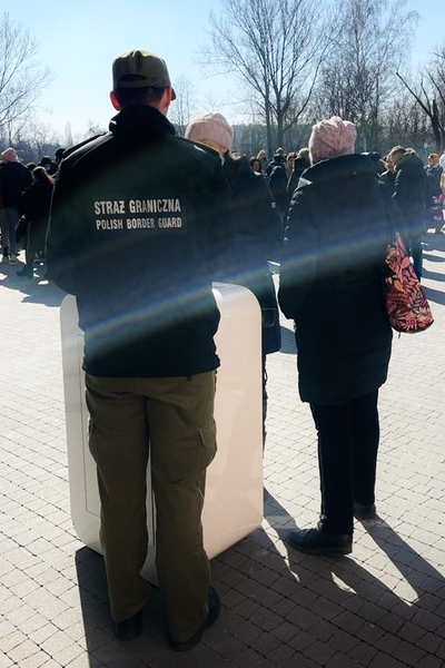 Funkcjonariusze KaOSG udzielają informacji ob. Ukrainy w Tauron Arenie w Krakowie