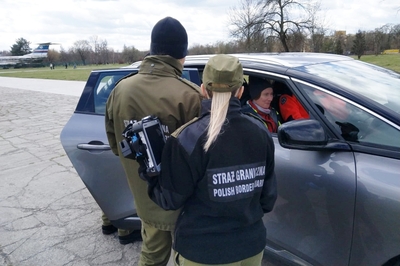 Służby w gotowości - funkcjonariusze KaOSG podczas ćwiczeń z wykorzystaniem szpitala polowego